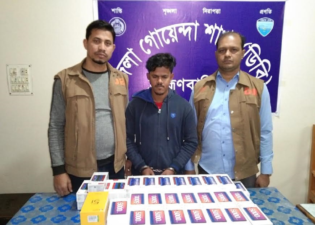 ব্রাহ্মণবাড়িয়ায় ৫৬ মোবাইল সেটসহ পাচারকারী গ্রেফতার
