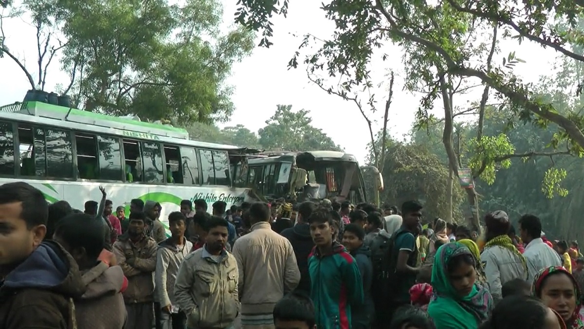 দুই বাসের মুখোমুখি সংঘর্ষে নিহত দুই