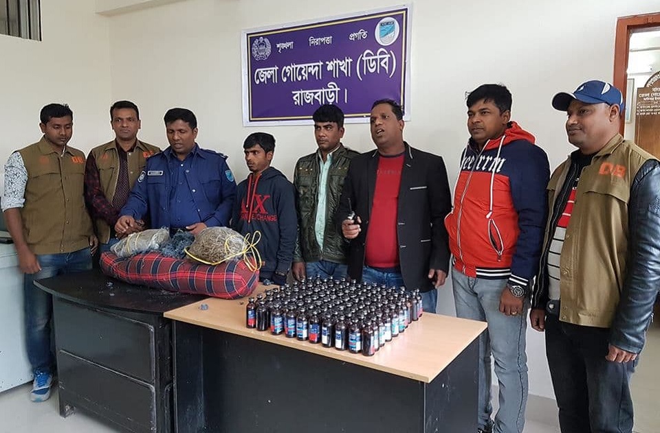 রাজবাড়ীতে কোলবালিশের ভিতর গাজা,আটক ২