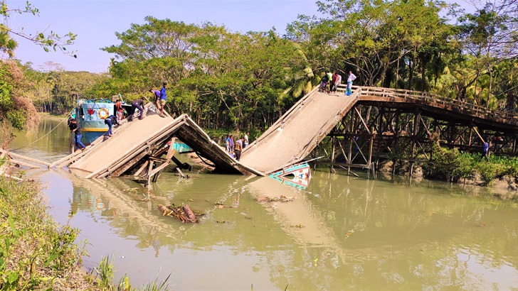 বরগুনায় ট্রলারের ওপর ভেঙ্গে পড়ল ব্রিজ!