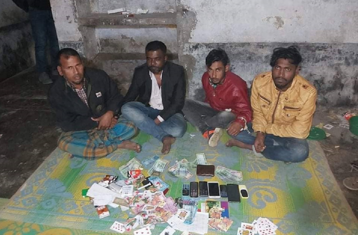 নগদ টাকা, মাদকসহ ৪ জুয়াড়ি আটক