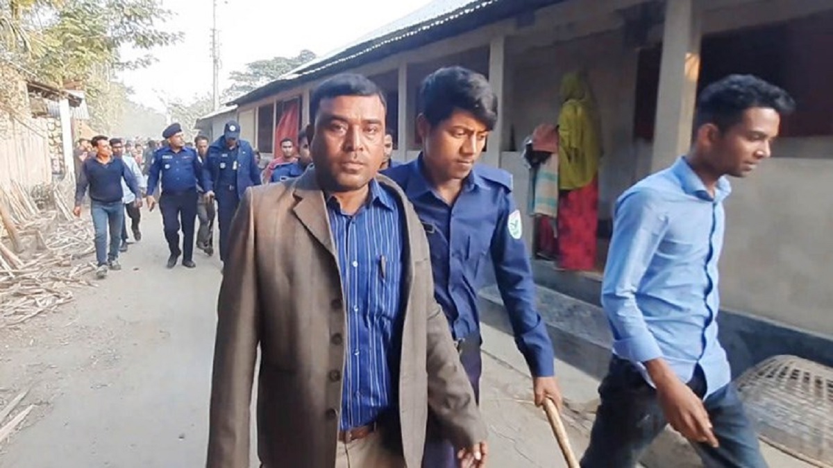 ছাত্রীদের পর্ণ ছবি দেখানোর অভিযোগে প্রধান শিক্ষক আটক