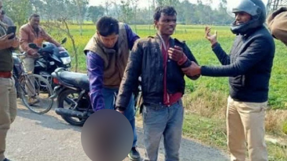 স্ত্রীর মাথা কেটে প্রকাশ্য সড়কে হাঁটছেন স্বামী!