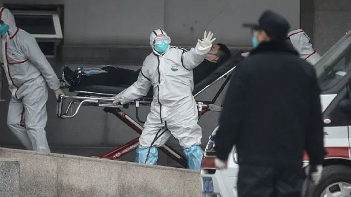 চীনে করোনাভাইরাসে আক্রান্তদের বাড়ি থেকে ক্যাম্পে নিয়ে যাচ্ছে