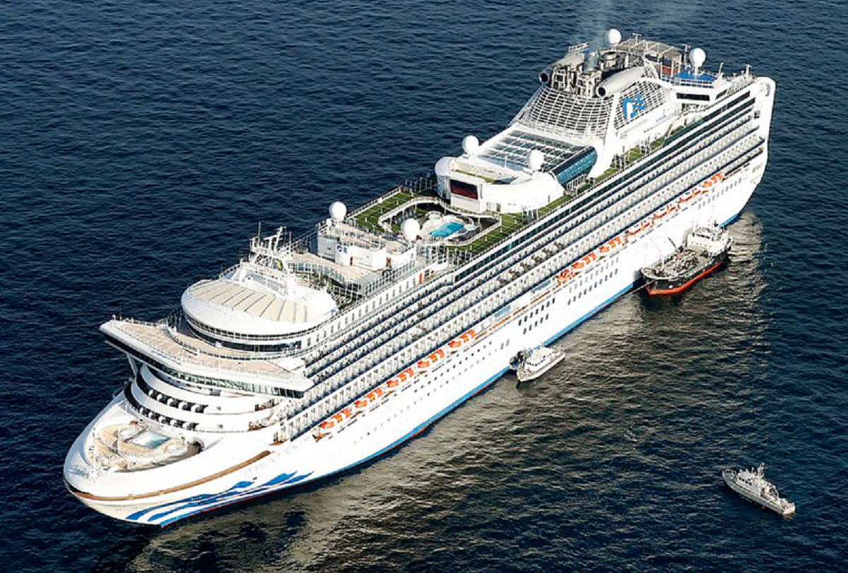 ১০ করোনা আক্রান্তকে নিয়ে বিপদে যাত্রীবাহী বিলাসবহুল জাহাজ