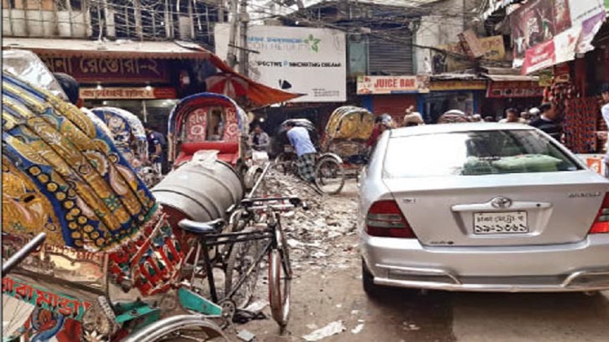 শান্তিনগর বাজার রোডে মহাদুর্ভোগ, মূল সড়কে রিকশা ও বাইকের স্ট্যান্ড