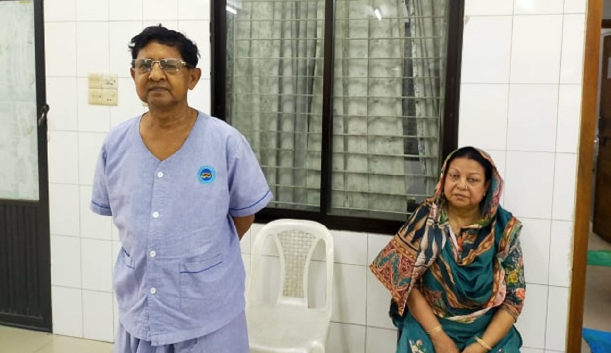 হাসপাতালে স্বাভাবিকভাবে হাঁটাচলা করছেন পাটমন্ত্রী