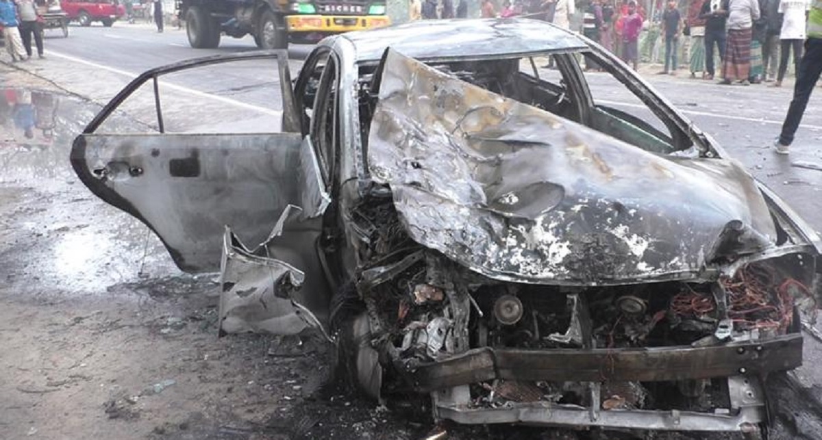 ঢাকা-আরিচা মহাসড়কে সড়ক দুর্ঘটনা, পুড়ে গেছে প্রাইভেটকার