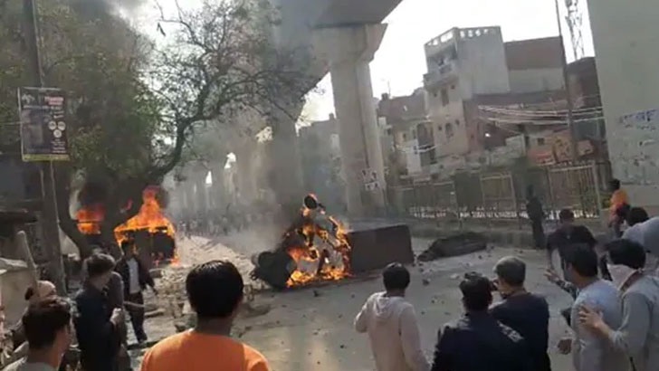 ট্রাম্প দিল্লি আসার কয়েক ঘণ্টা আগে ব্যাপক সংঘর্ষ, এক পুলিশ নিহত