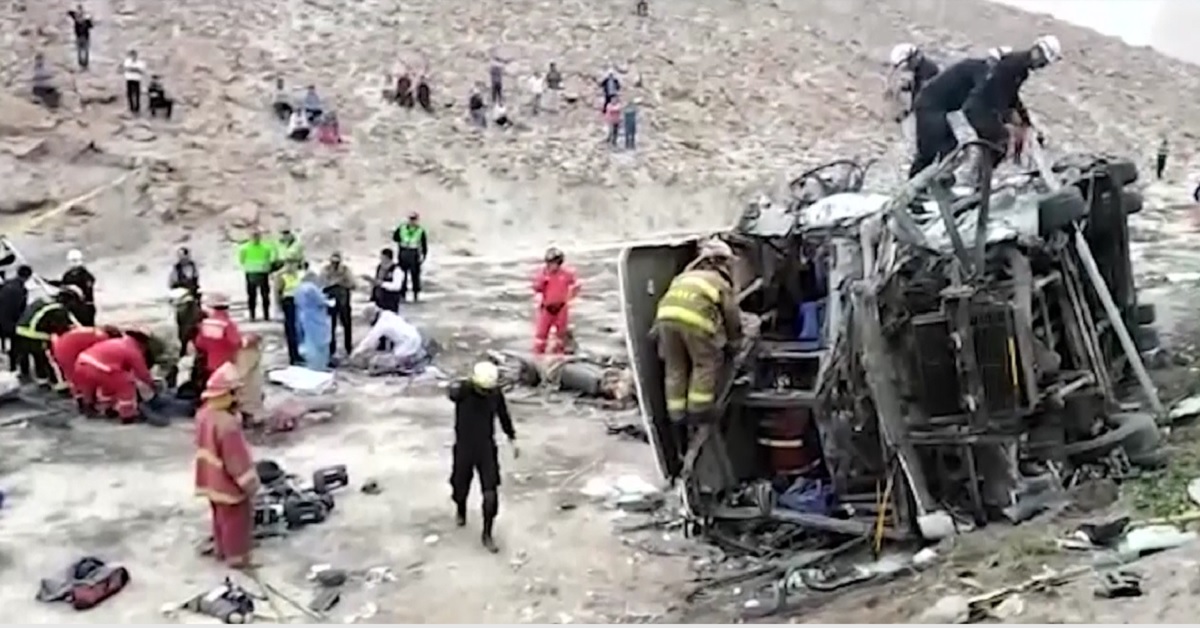 পেরুতে বাস দুর্ঘটনায় কমপক্ষে ১৪ জনের মৃত্যু