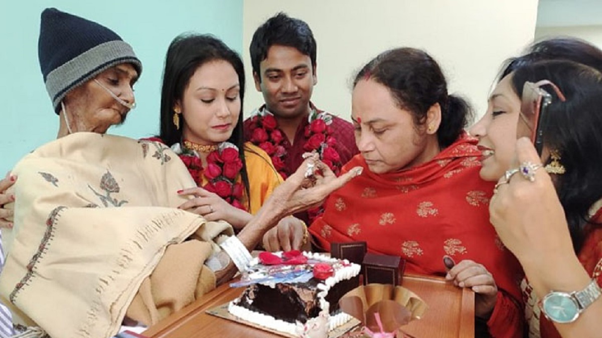 বাবার শেষ ইচ্ছা পূরণে হাসপাতালেই বিয়ে