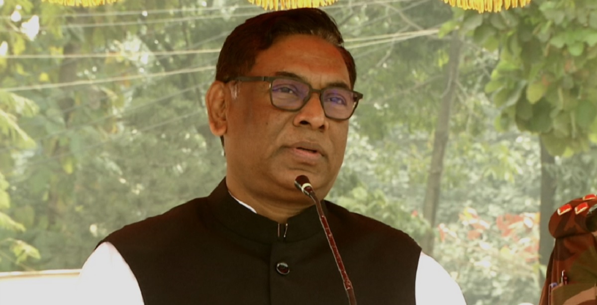 ‘কর্মকর্তাদের দুর্নীতির জন্যই রাজনীতিবিদদের ভাবমূর্তি ক্ষুণ্ন হচ্ছে’