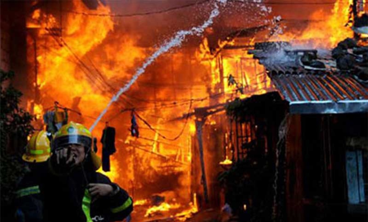 বনানীর টিঅ্যান্ডটি কলোনি বস্তিতে আগুন, পুড়ে ছাই আড়াইশ’ ঘর