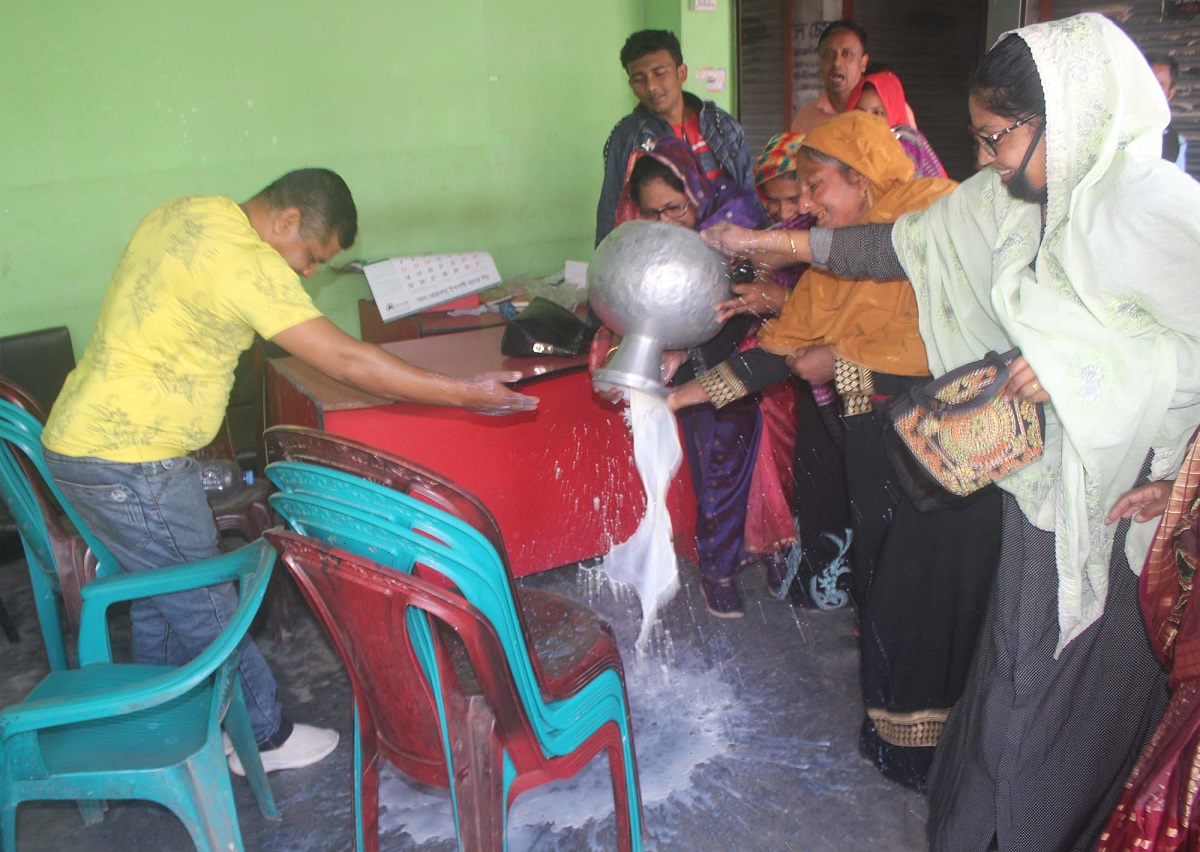 দুধ দিয়ে ধুয়ে আওয়ামী লীগ অফিসে প্রবেশ করলেন নেতাকর্মীরা