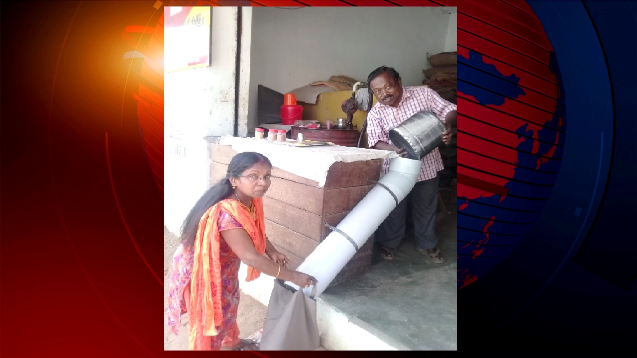 সামাজিক দূরত্ব বজায় রাখার অভিনব কৌশল ব্যবসায়ীর