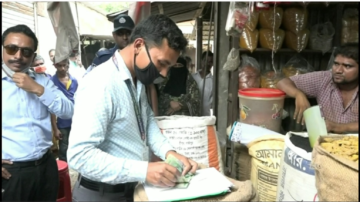 টাঙ্গাইলে নিত্যপণ্যের দাম বেশি নেয়ায় ৬ অসাধু ব্যবসায়ীকে জরিমানা