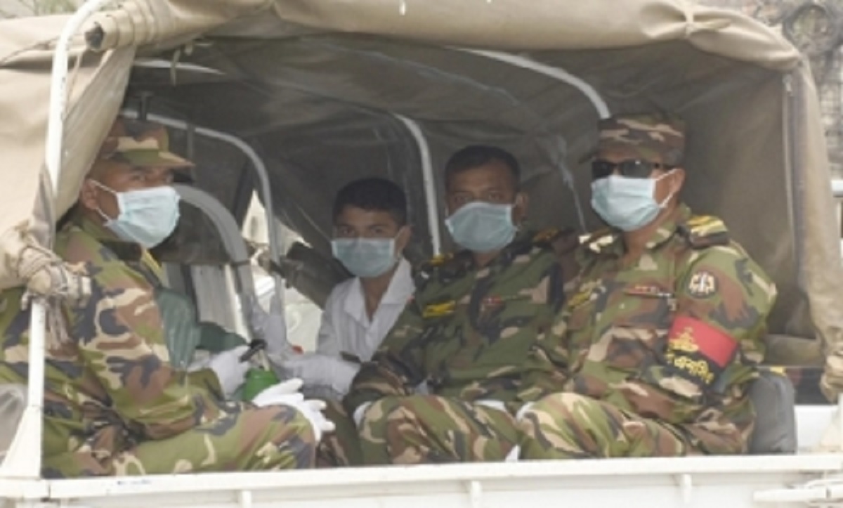 নাটোরে সেনাবাহিনীর টহল চলছে