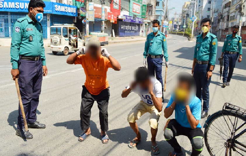 রাজশাহীতে রাস্তায় বের হলেই কান ধরে উঠবস