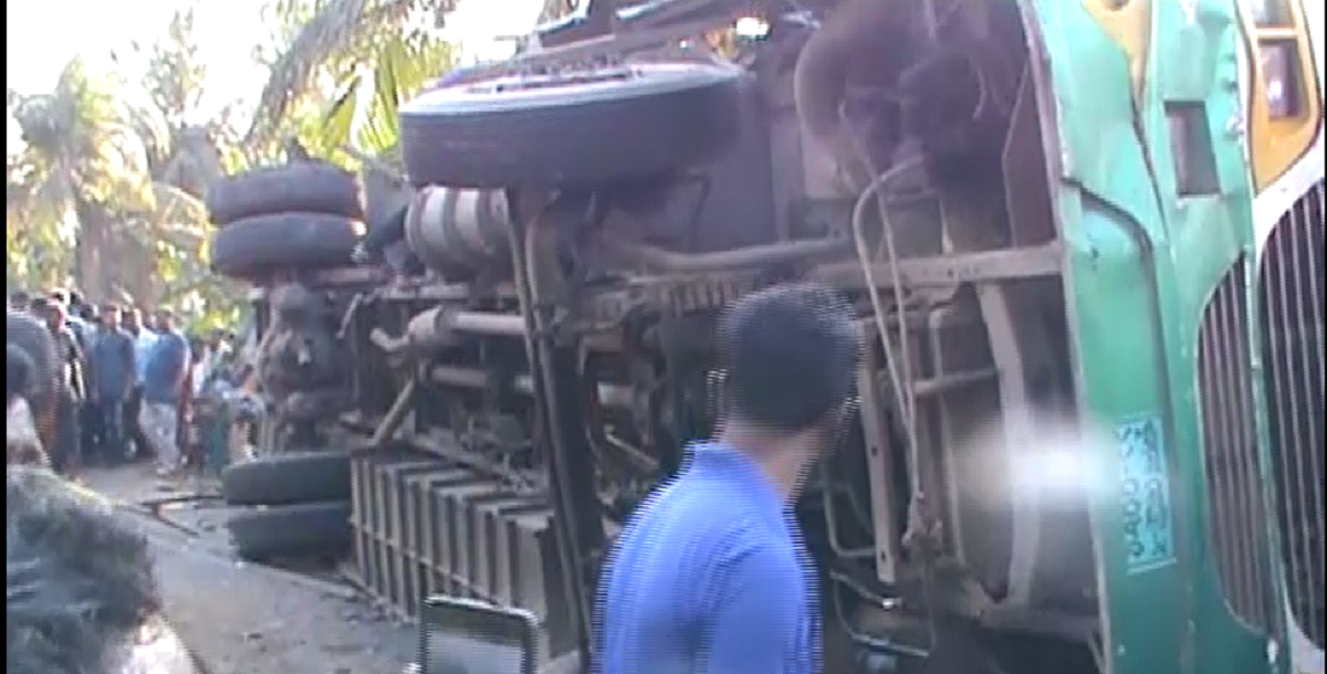 বাগেরহাটে বাস ও ট্রাকের মুখোমুখি সংঘর্ষ, নিহত ৪