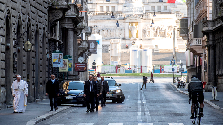 করোনা আতঙ্কে পুণ্যভূমি ভাটিকানের রাস্তা ফাঁকা, একাই হাঁটলেন পোপ