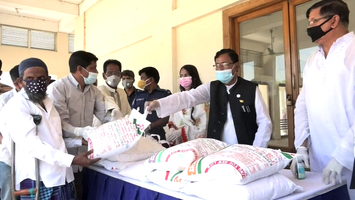 টাঙ্গাইলে এমপির বেতন থেকে চার লক্ষ টাকার খাদ্য বিতরণ