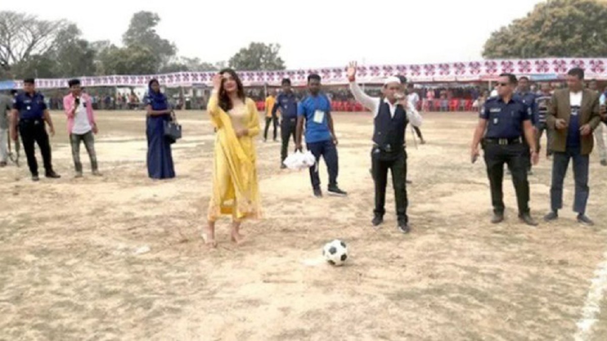ফুটবল খেললেন নায়িকা মাহি