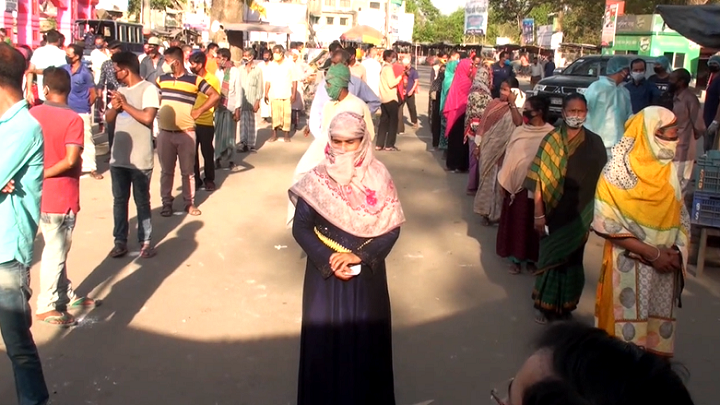 সিরাজগঞ্জে অসহায় ৫শ পরিবারের মাঝে যুবলীগের খাদ্য সামগ্রী বিতরণ