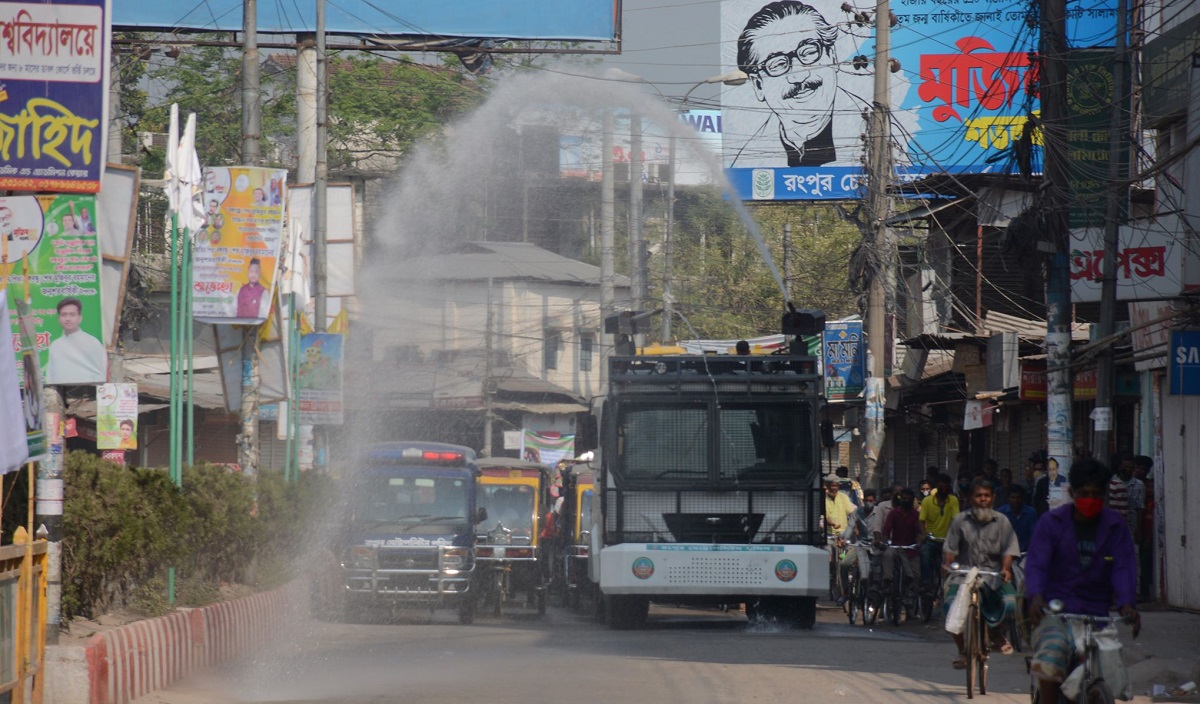 রংপুরে জলকামান দিয়ে জীবানুনাশক ছিটাচ্ছে পুলিশ