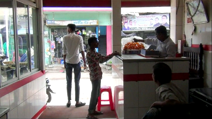 শরীয়তপুরে হাট-বাজারে বসে ‘হোম কোয়ারেন্টাইন’ করছেন প্রবাসীরা