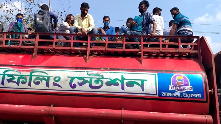 ডিসির গণবিজ্ঞপ্তি কাগজে-কলমে, তেলের ট্যাঙ্কারভর্তি যাত্রীরা যাচ্ছে গ্রামে