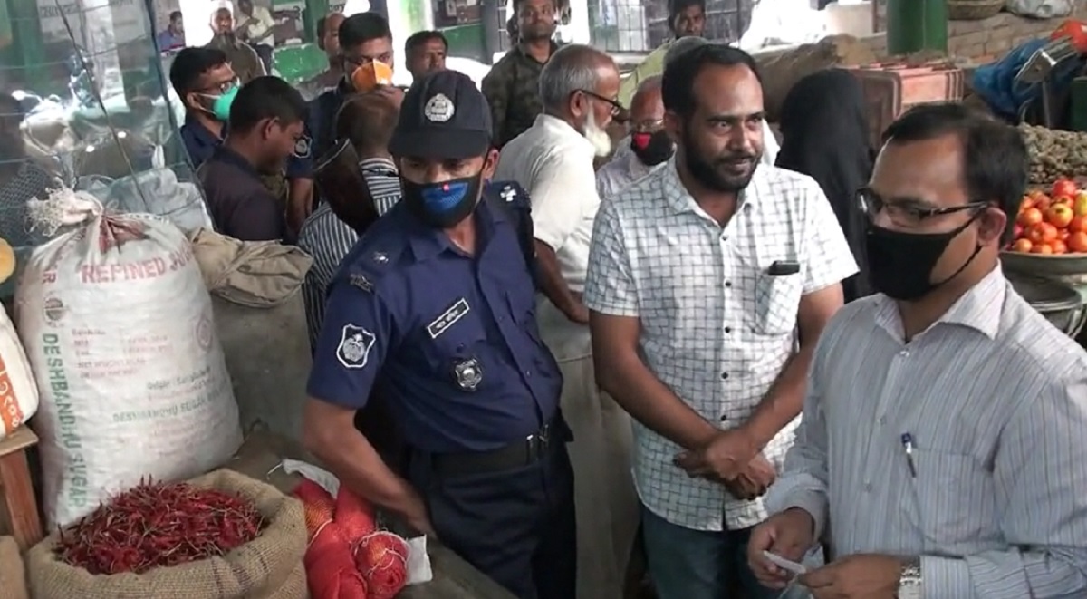 নাটোরে বেশি দামে পণ্য বিক্রির দায়ে ২ ব্যবসায়ীকে জরিমানা