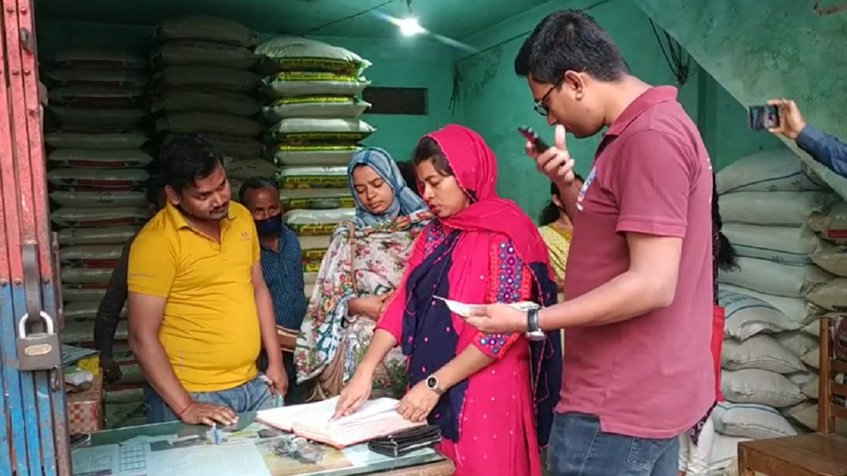 খাগড়াছড়িতে বেশি দামে চাল বিক্রি করায় জরিমানা