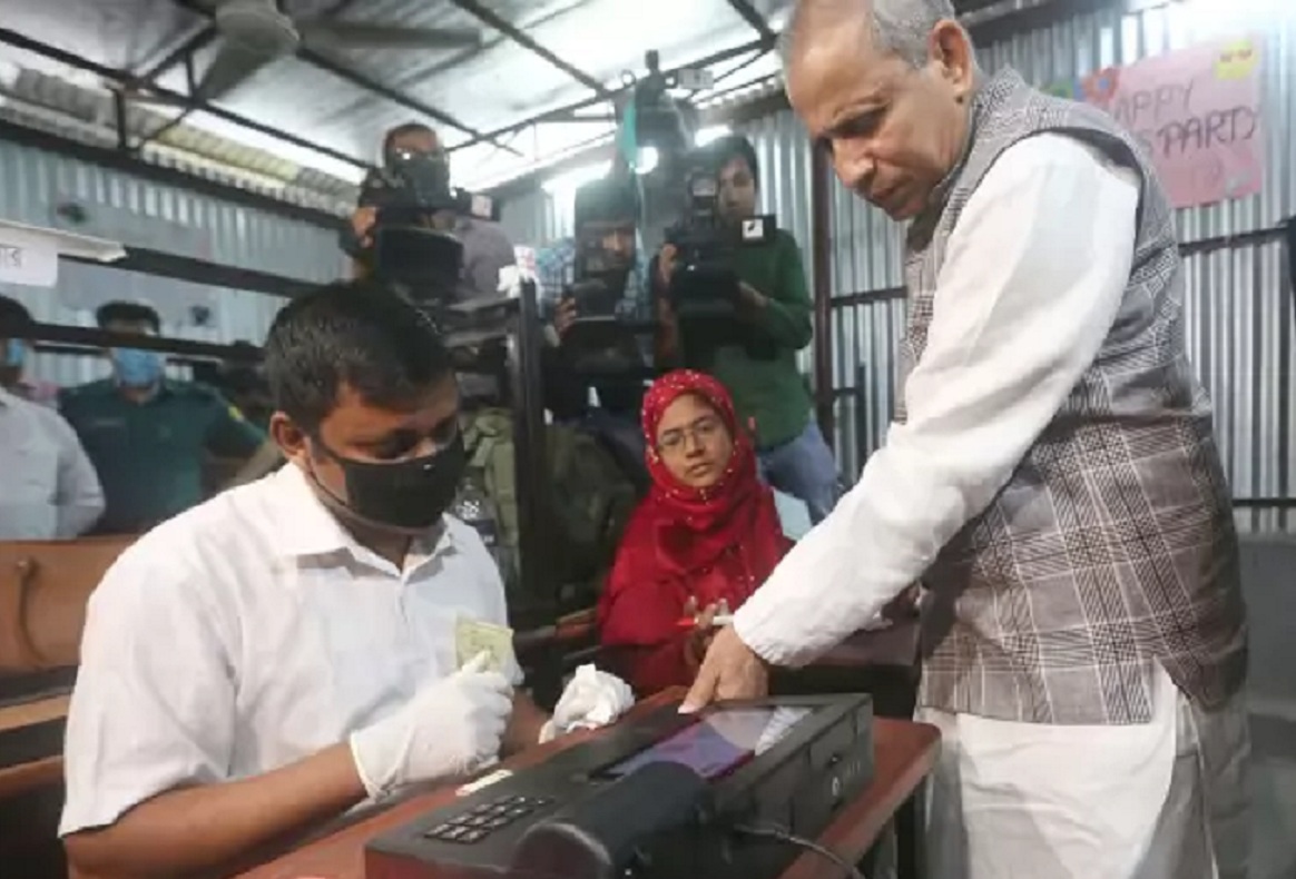 ভোট দিতে পারলেন না নৌকার প্রার্থী মহিউদ্দিন