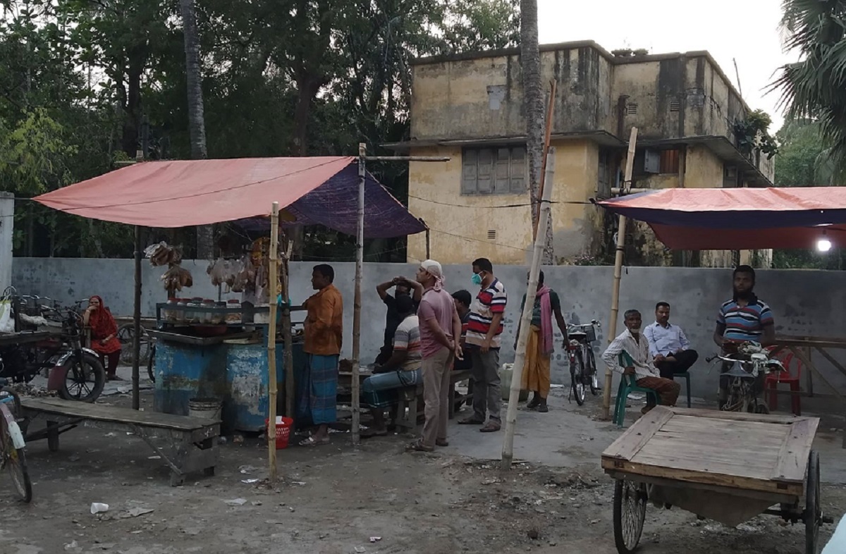 দোকানে চা খেতে খেতে করোনা নিয়ে আড্ডা, নেই সচেতনতা