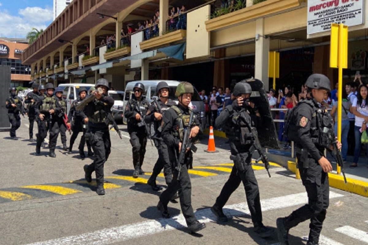 ফিলিপাইনে শপিং মলে ৩০ জনকে জিম্মি করেছে বন্দুকধারী