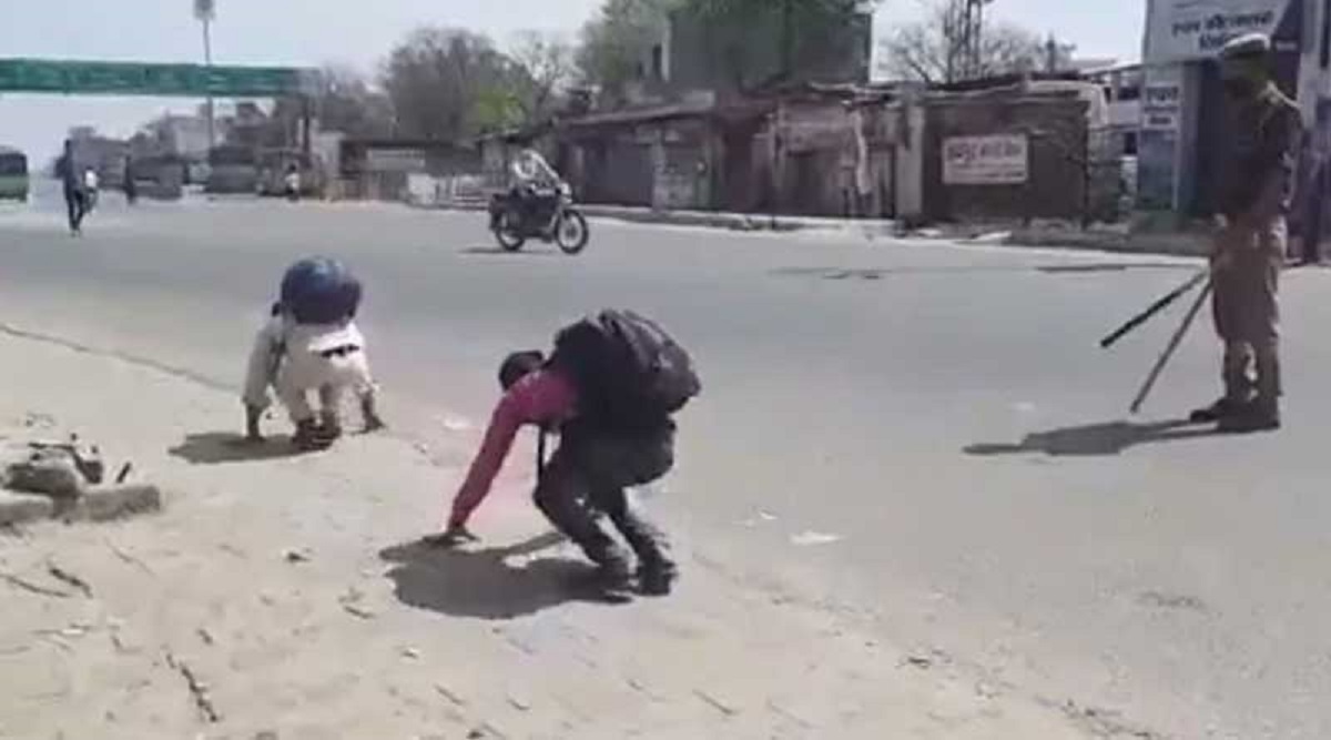 লকডাউন অমান্য: ভারী ব্যাগ নিয়ে রাস্তায় হামাগুড়ি দেওয়ালো পুলিশ