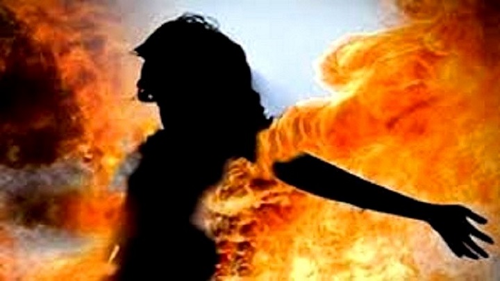 প্রেমের স্বীকৃতি চাওয়ায় গায়ে আগুন দেওয়া সেই তরুণীর মৃত্যু