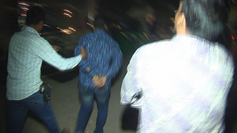 পুলিশকে আটক করতে এসে বিপাকে পুলিশ