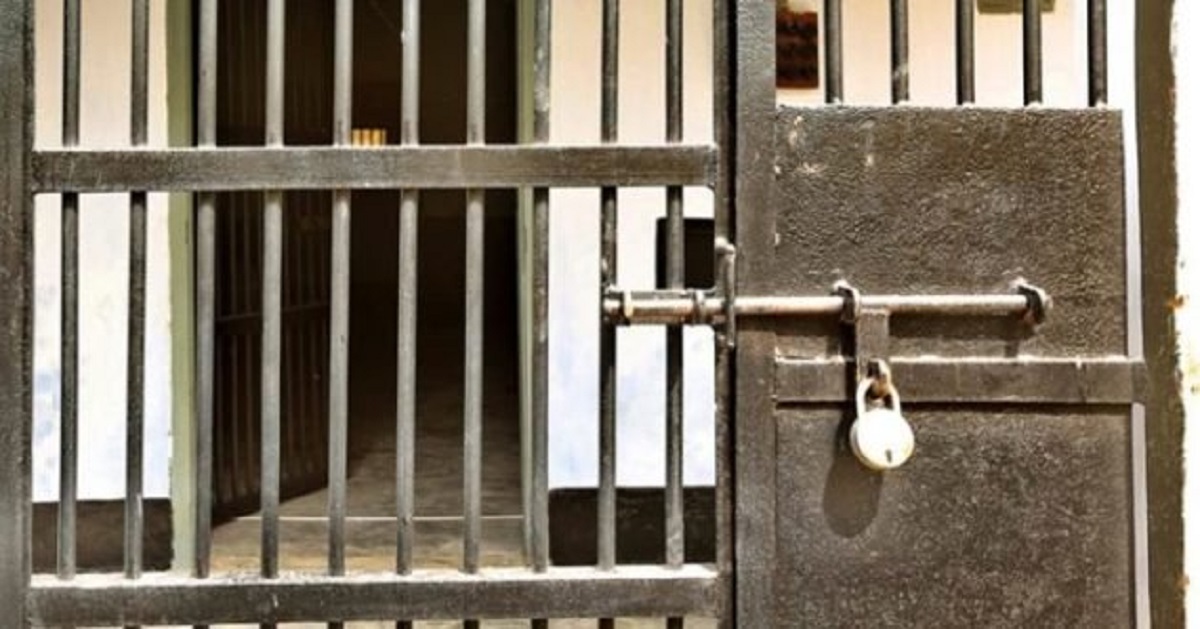 মদ ভেবে স্যানিটাইজার পানে কয়েদির মৃত্যু