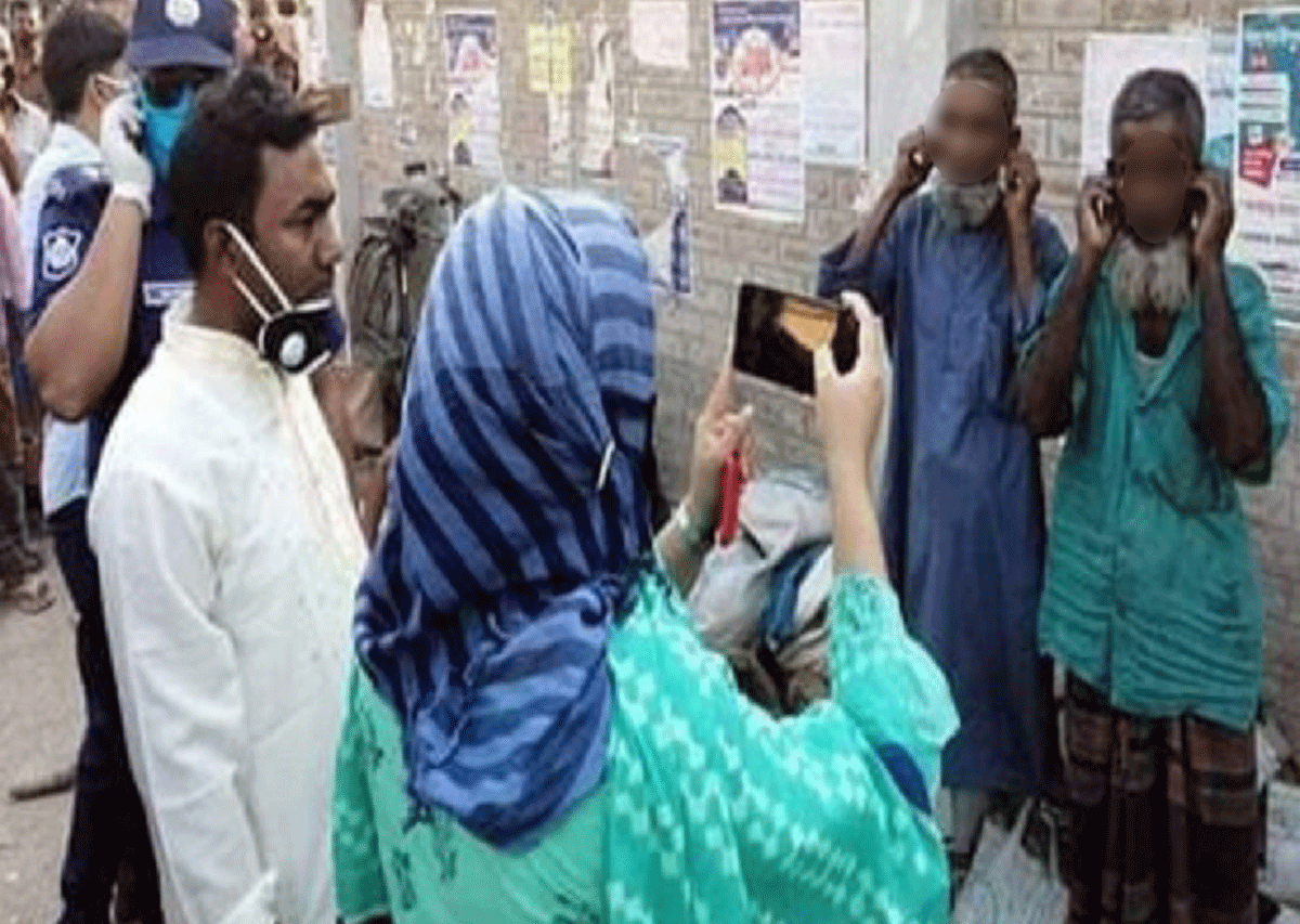 মাস্ক না পরায় কান ধরে দাঁড়িয়ে থাকতে হলো তিন বৃদ্ধকে!