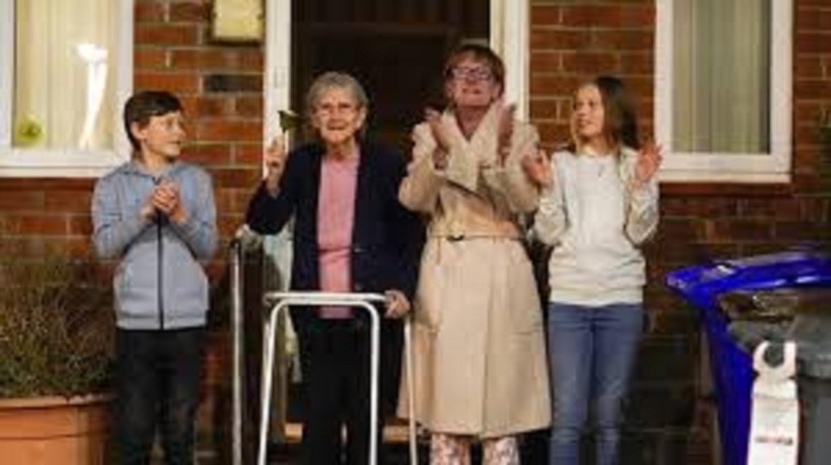 স্বাস্থ্যকর্মীদের শ্রদ্ধা জানাতে যুক্তরাজ্যে ‘হাততালি’ কর্মসূচি