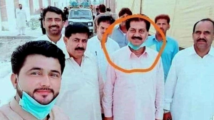 করোনা আক্রান্তের সঙ্গে সেলফি, পাকিস্তানের ৬ সরকারি কর্মকর্তা বরখাস্ত