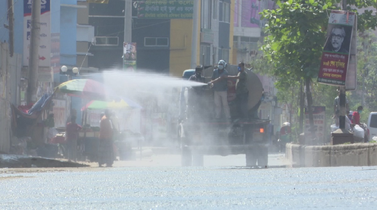 জীবাণুনাশক পানি ছিটাচ্ছে ঢাকা উত্তর সিটি কর্পোরেশন