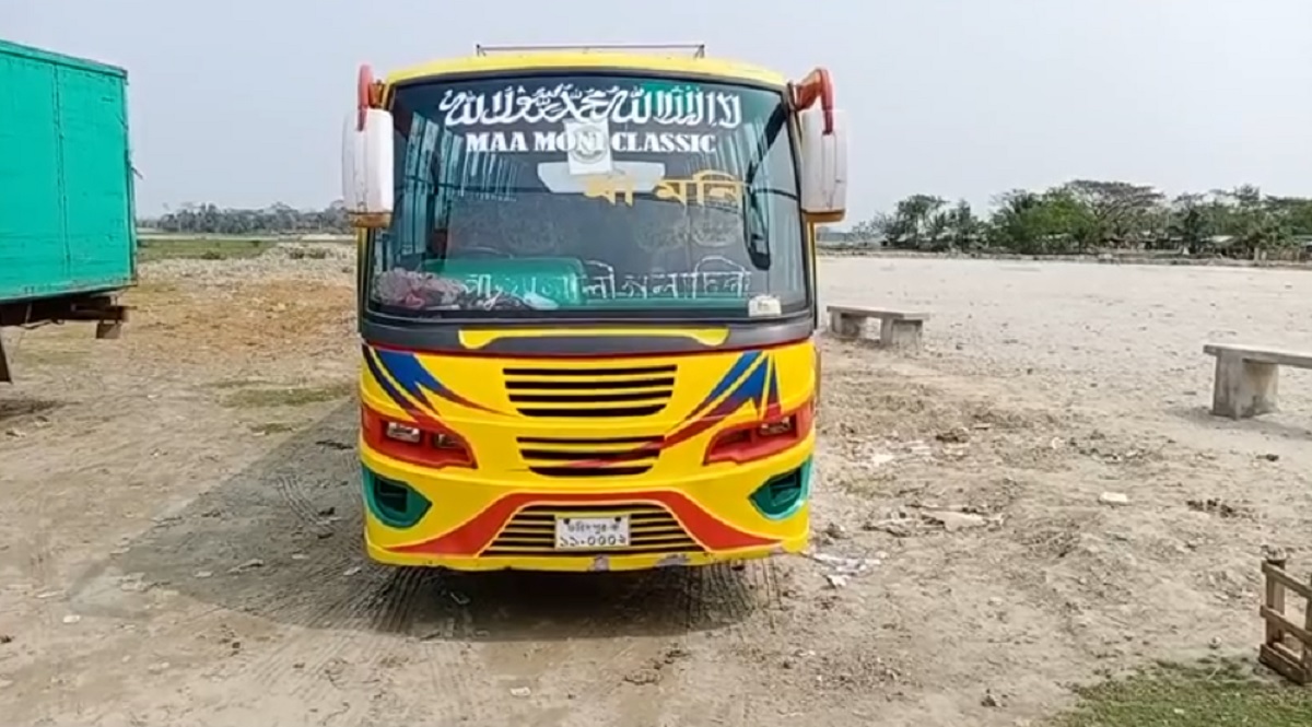 সড়কে গাছ ফেলে বরযাত্রীবাহী বাসে ডাকাতি