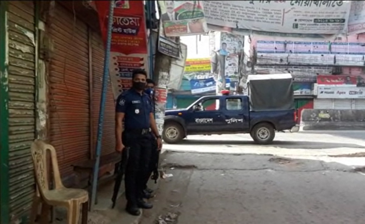 নোয়াখালীতে জ্বরে যুবকের মৃত্যু, ভবন ঘিরে রেখেছে পুলিশ