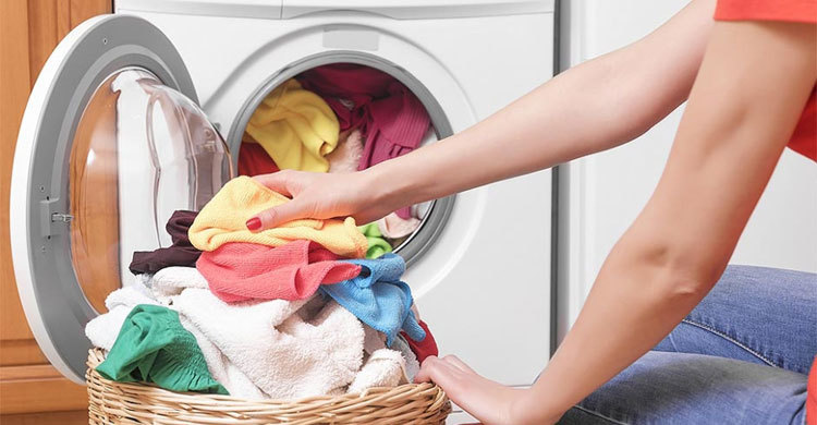 পোশাক থেকেও কি করোনা সংক্রমণ ছড়াতে পারে?