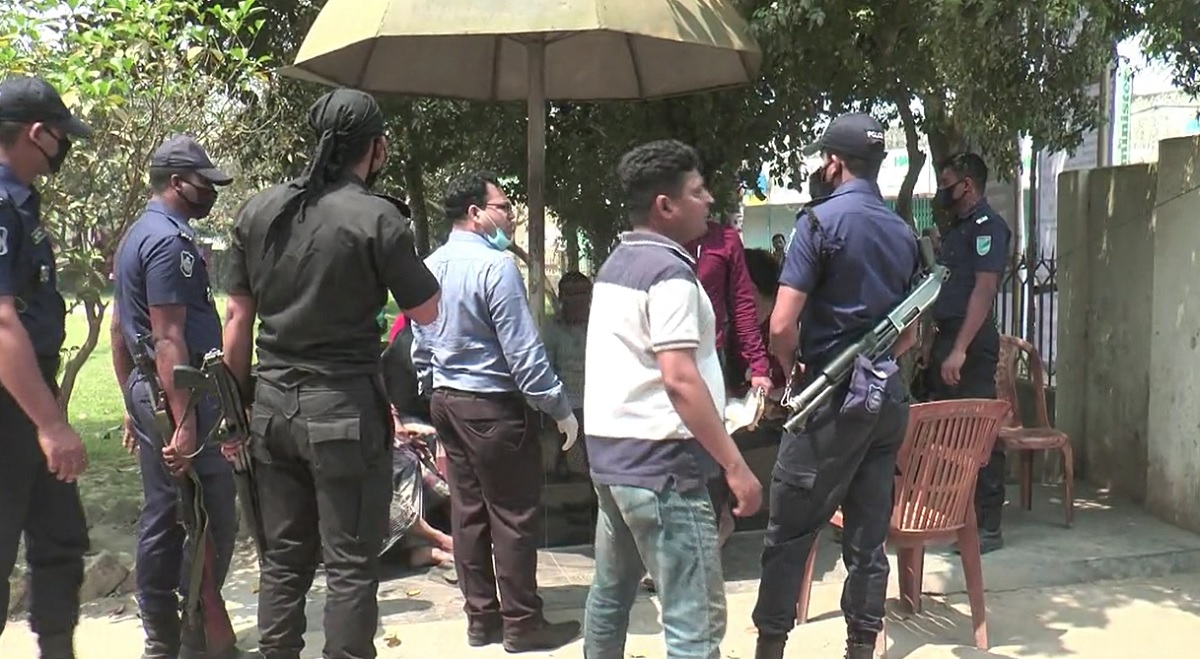 টাঙ্গাইলে পণ্যের দাম বেশি রাখায় ১৩ ব্যবসায়ীকে জরিমানা