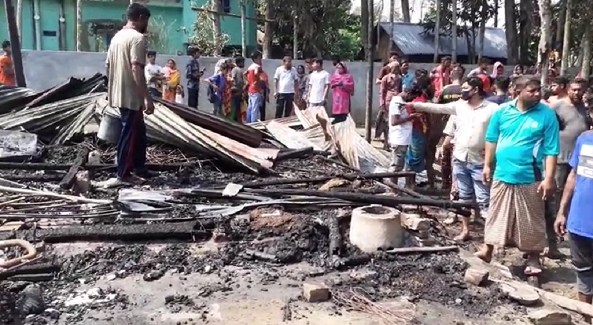 নড়াইলে ভয়াবহ আগুনে ৪ বসতবাড়ি পুড়ে ছাই