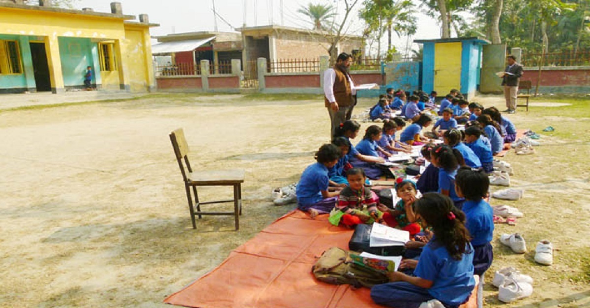 শ্রেণিকক্ষ সংকটে খোলা মাঠে পাঠদান