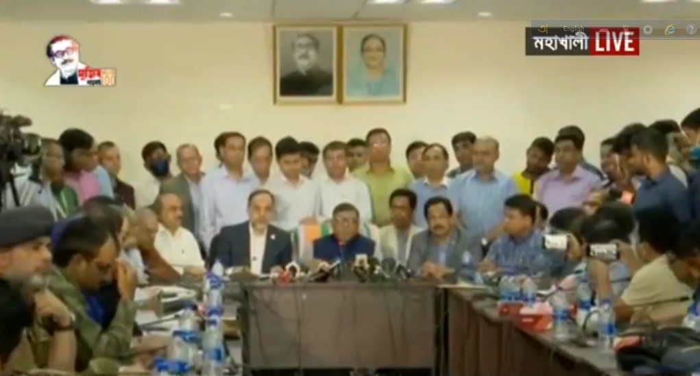 স্বাস্থ্যমন্ত্রীর ব্রিফিংয়ে করোনা সচেতনতা মানা হচ্ছে?